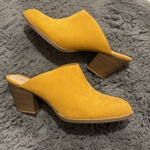 Old navy mules gold marigold mustard yellow suede size 10 worn once